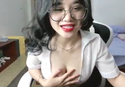 Em gái việt nam phát live khoe hàng múp míp